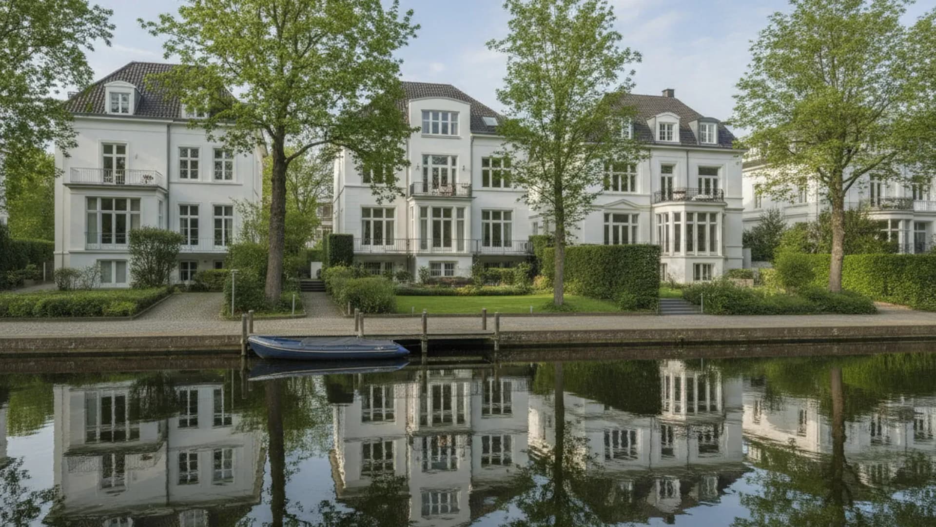 Weiße Stadtvillen an einem ruhigen Alster-Kanal in Hamburg-Uhlenhorst mit Spiegelung im Wasser, KI-generiert