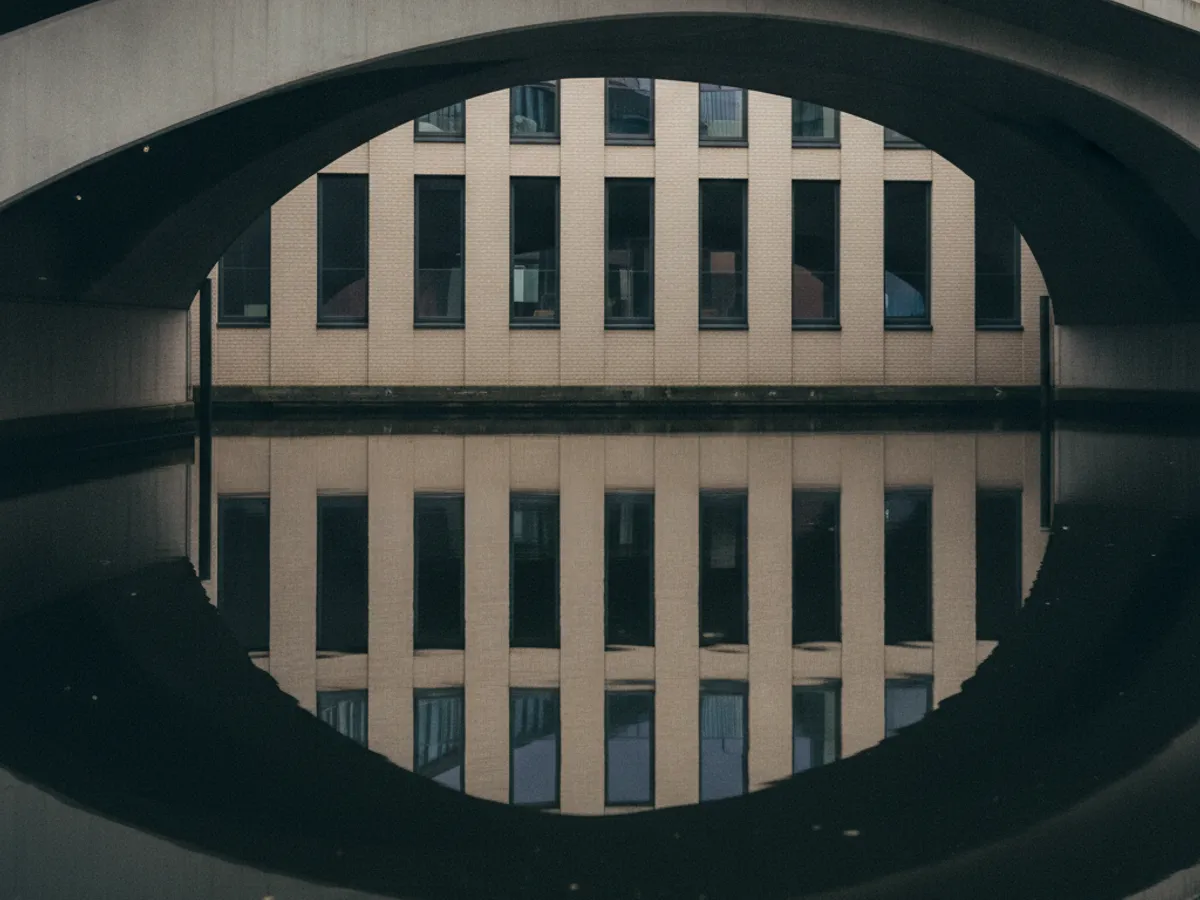 Neues Wohnhaus mit hellem Klinker am Wasser in Hamburg-Hammerbrook