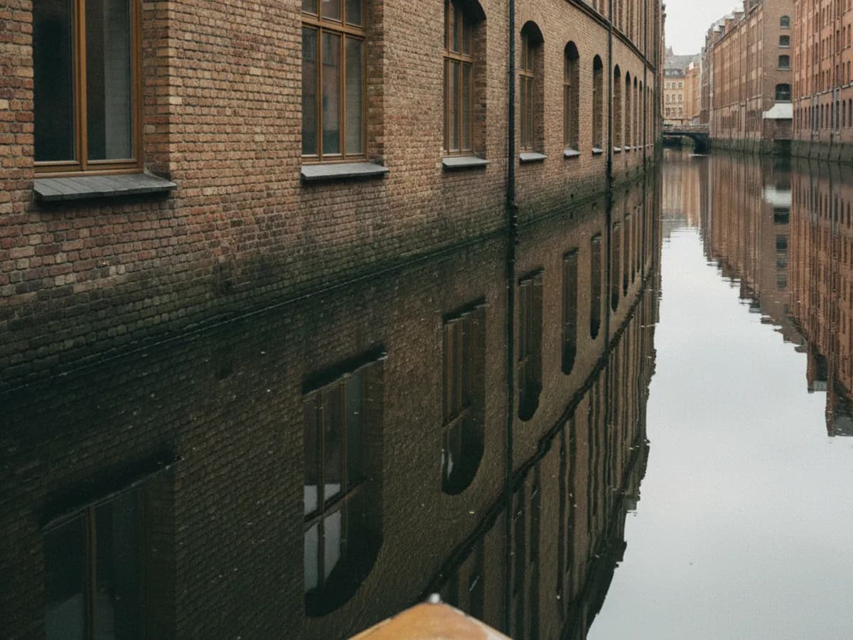 Fleet mit Kontorhäusern und Wasserspiegelung an der Fleetinsel in der Hamburger Neustadt
