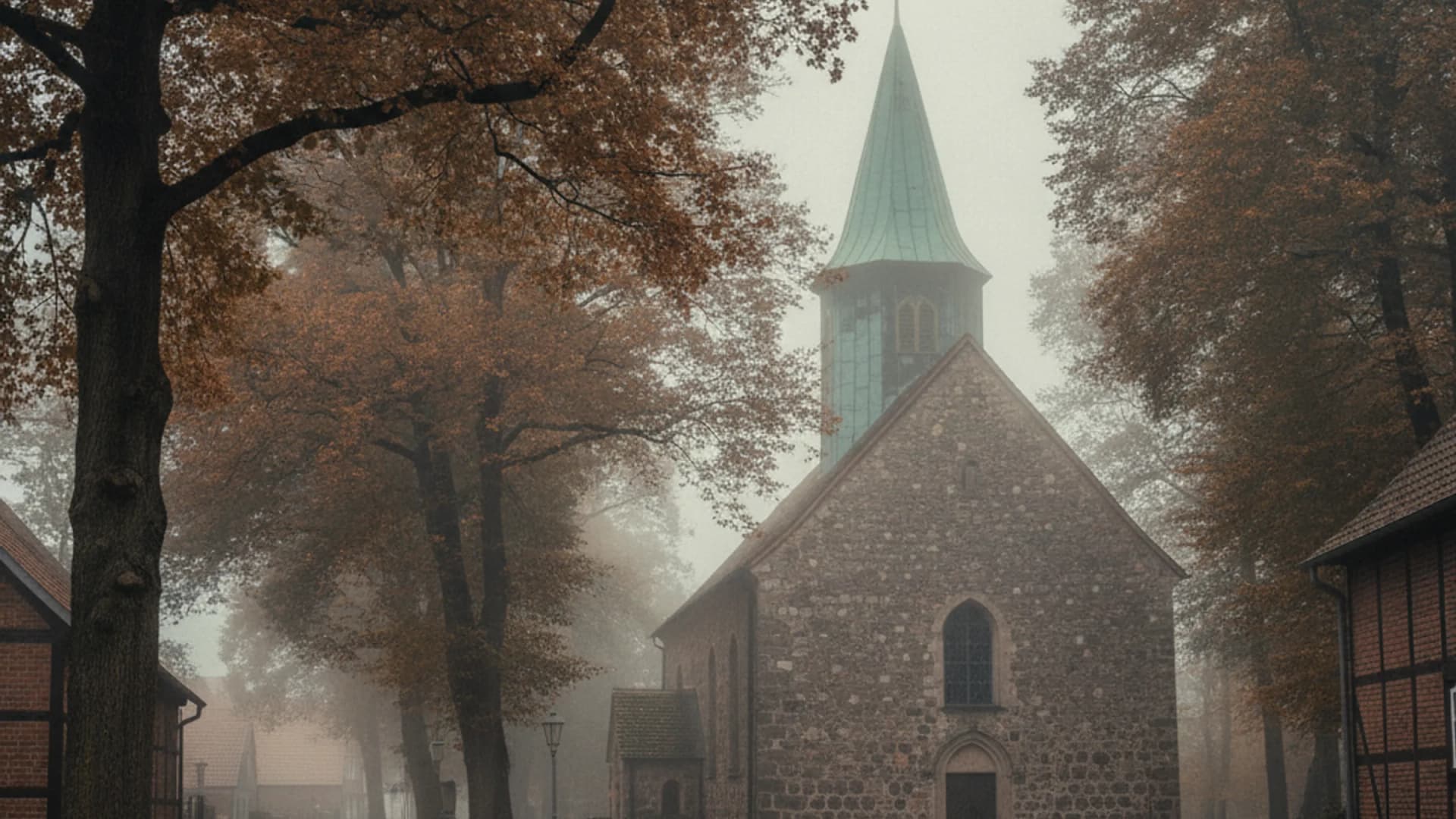 Dorfkern mit Feldsteinkirche und altem Baumbestand in Hamburg-Bergstedt