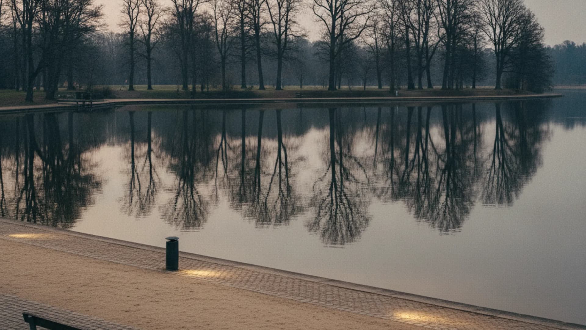 Uferweg am Bramfelder See mit altem Baumbestand in Hamburg-Bramfeld