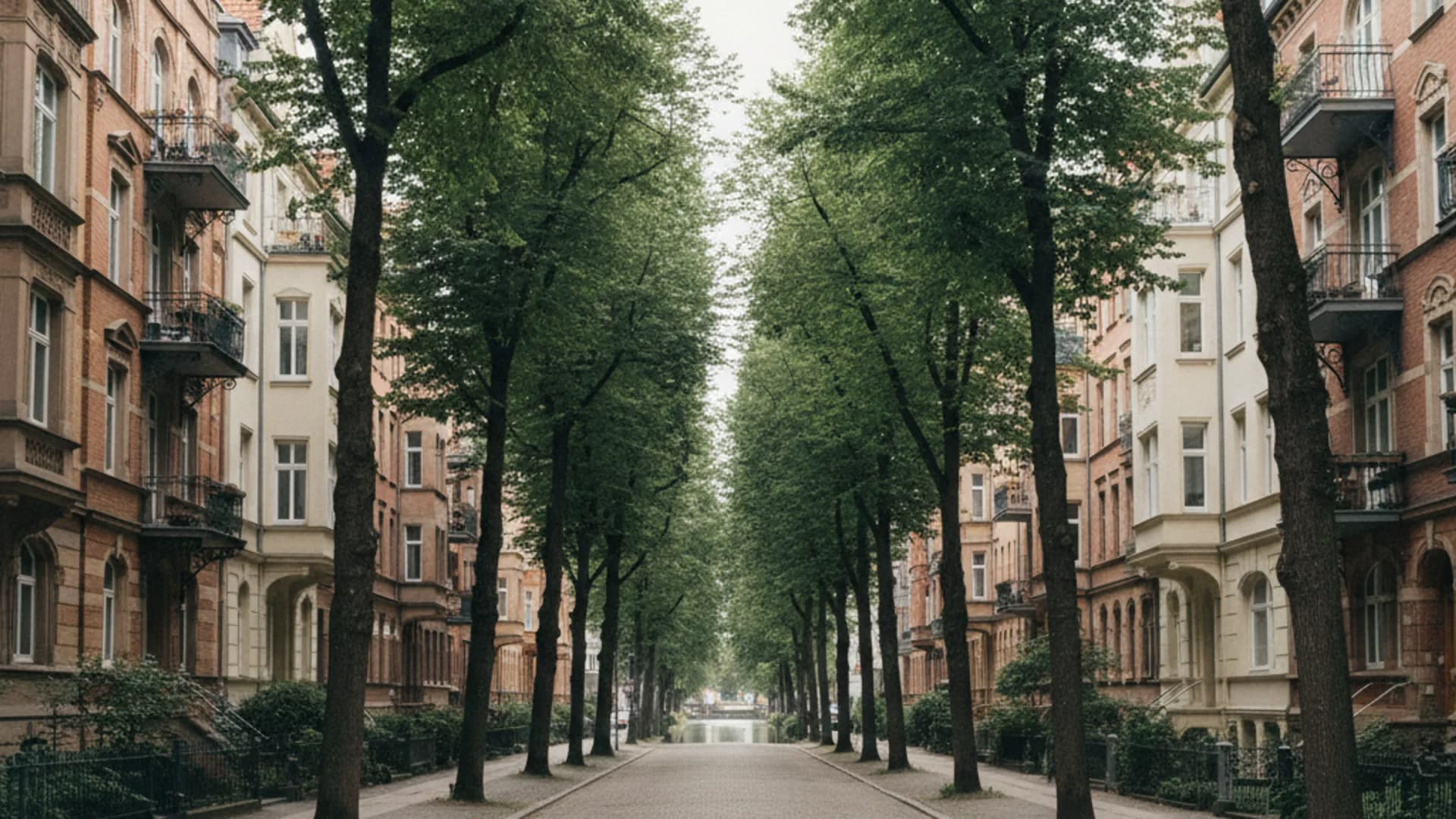 Baumbestandene Gründerzeit- und Jugendstilstraße in Hamburg-Eppendorf nahe dem Eppendorfer Baum