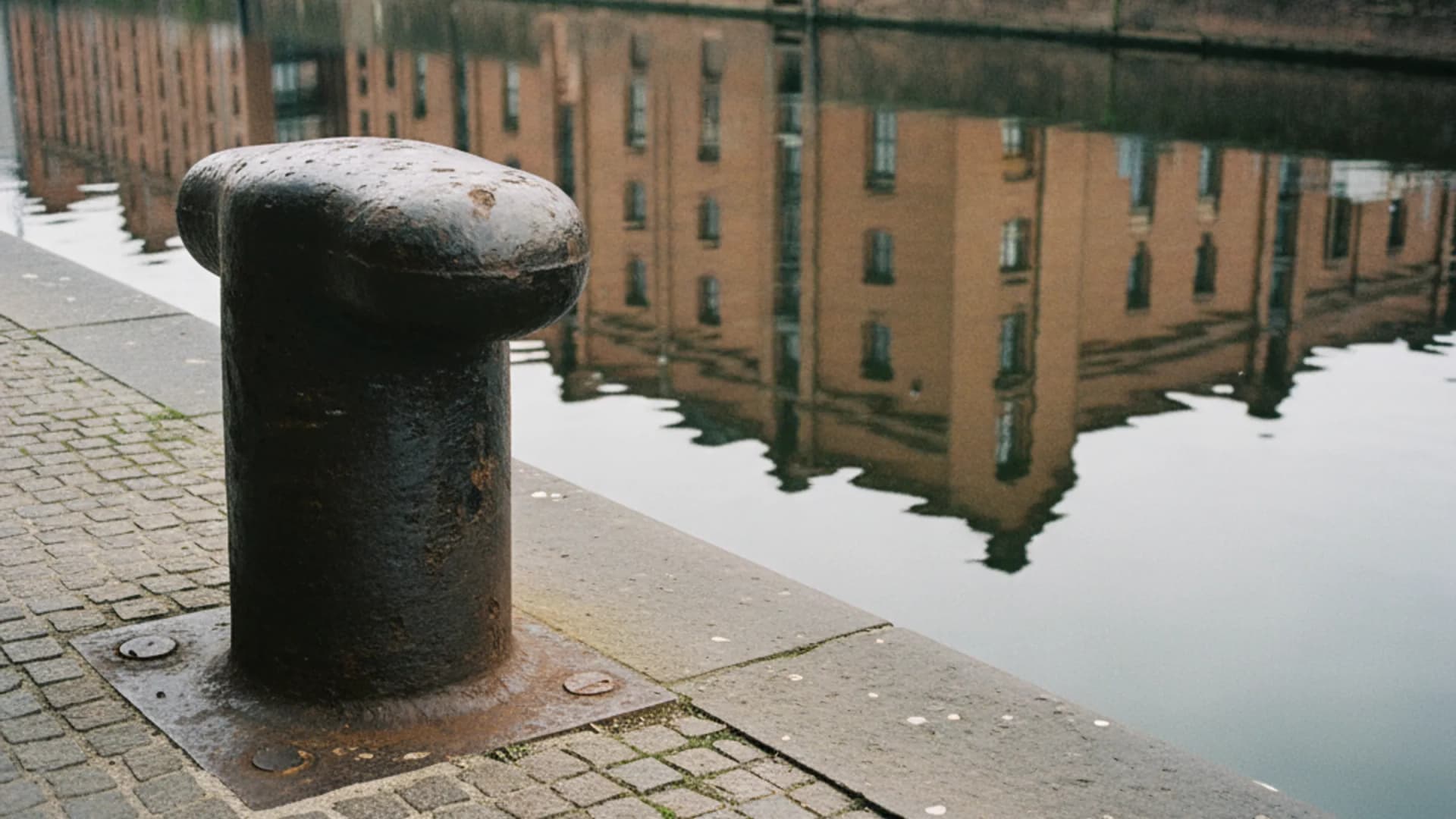 Binnenhafen mit alten Speichern und Wasserspiegelung in Hamburg-Harburg
