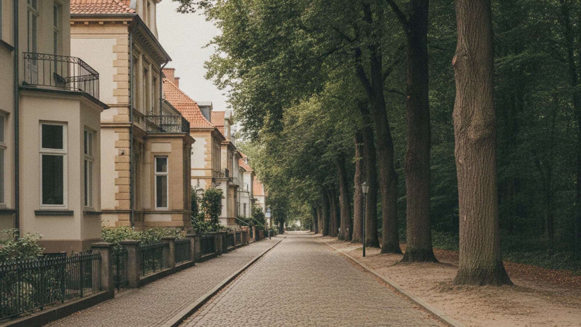 Villenstraße mit altem Baumbestand am Wandsbeker Gehölz in Hamburg-Marienthal