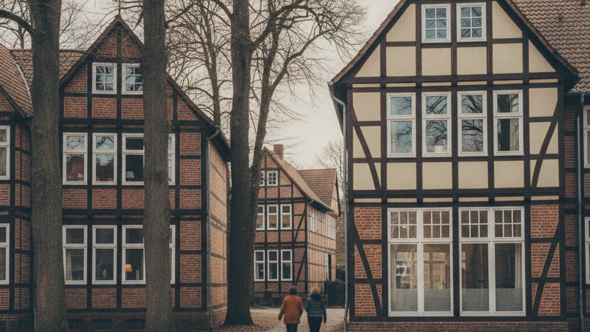 Ortskern von Hamburg-Volksdorf mit Bäumen und Gartenstadt-Häusern