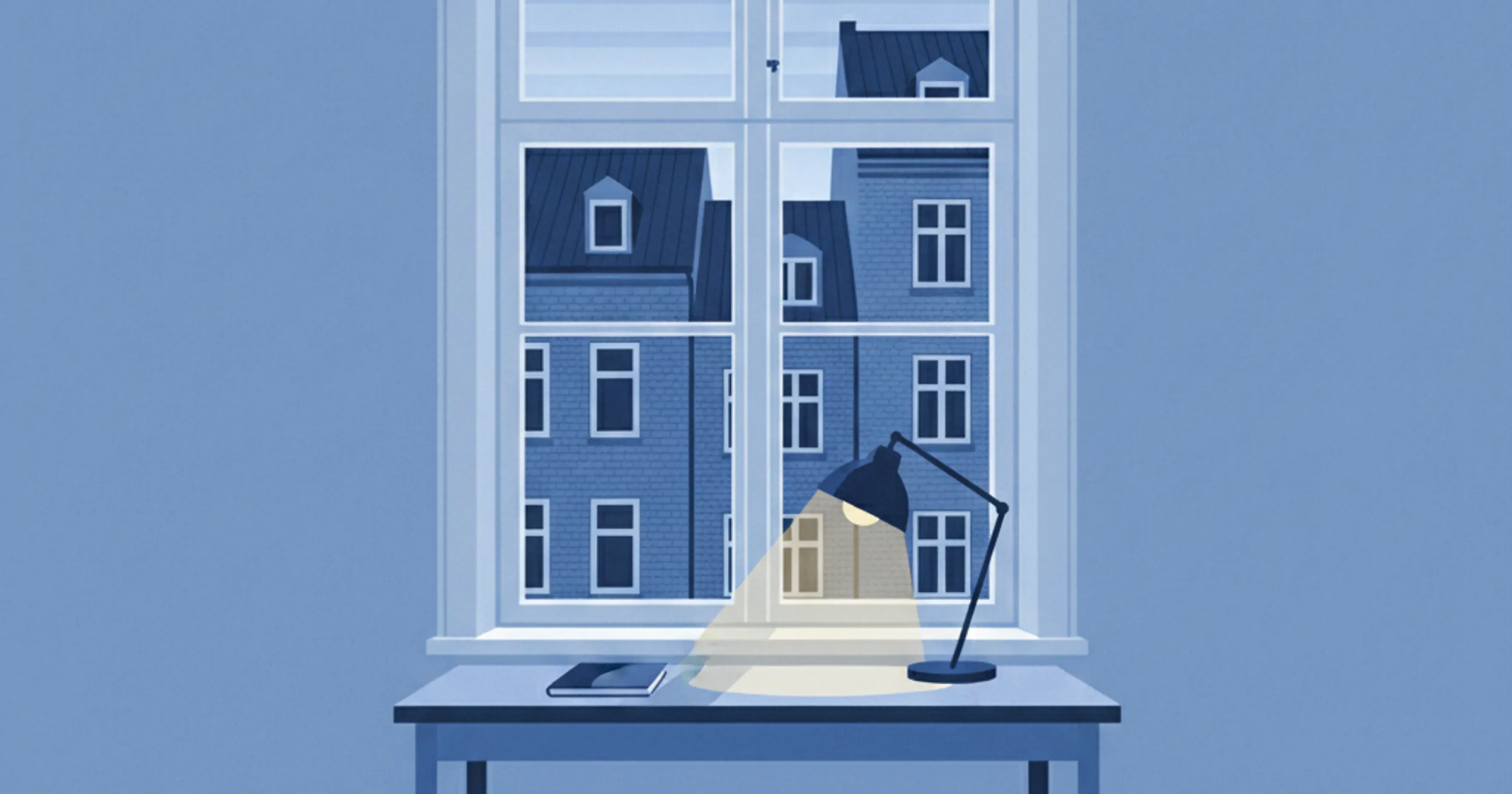 Schreibtisch mit Lampe und geschlossenem Notizbuch am Fenster einer Hamburger Altbauwohnung, Blick auf Backsteinfassaden im Morgenlicht