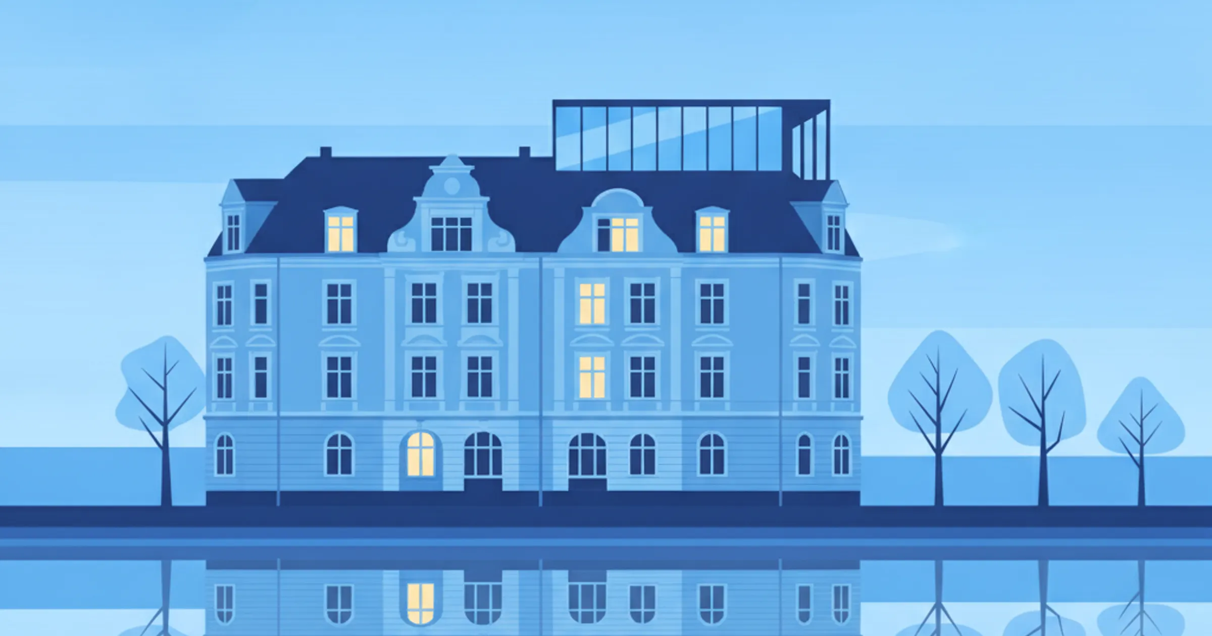 Hamburger Gründerzeitgebäude am Wasser, über dem historischen Dach eine gläserne Aufstockung, einzelne erleuchtete Fenster in der Dämmerung