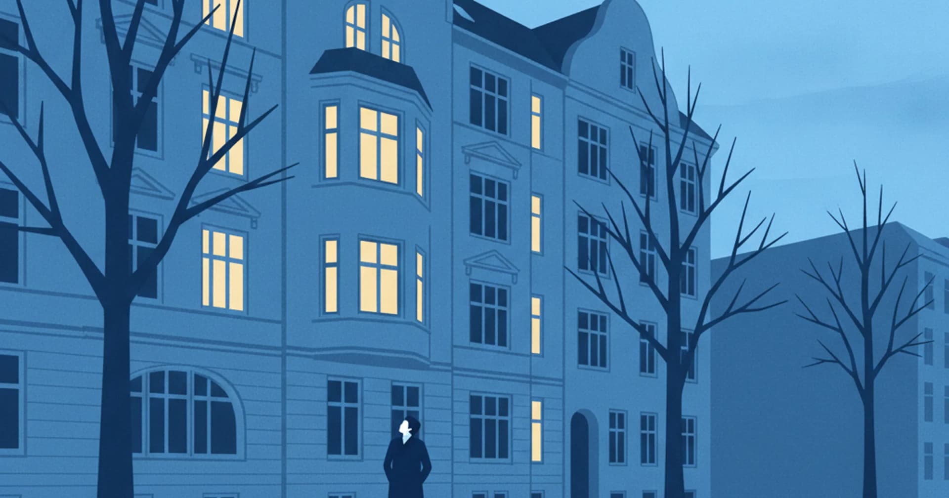 Hamburger Gründerzeit-Wohnhaus mit Stuckfassade und Erker im Abendlicht, einzelne Fenster warm erleuchtet, davor eine Person am Bordstein, die zur Fassade hinaufsieht