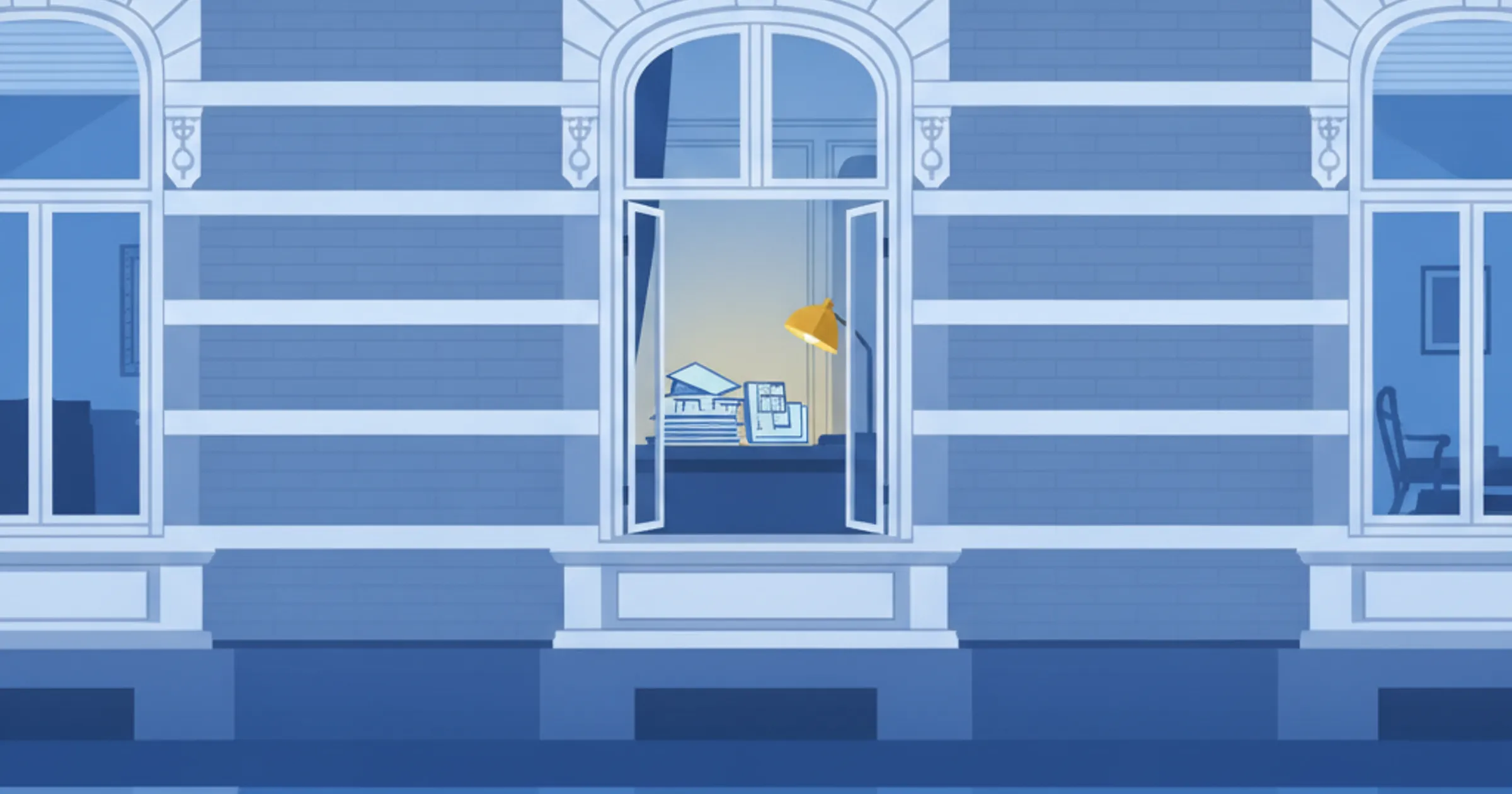 Fenster eines Hamburger Gründerzeit-Gebäudes, innen auf einem Schreibtisch Immobilien-Dokumente im Licht einer Schreibtischlampe
