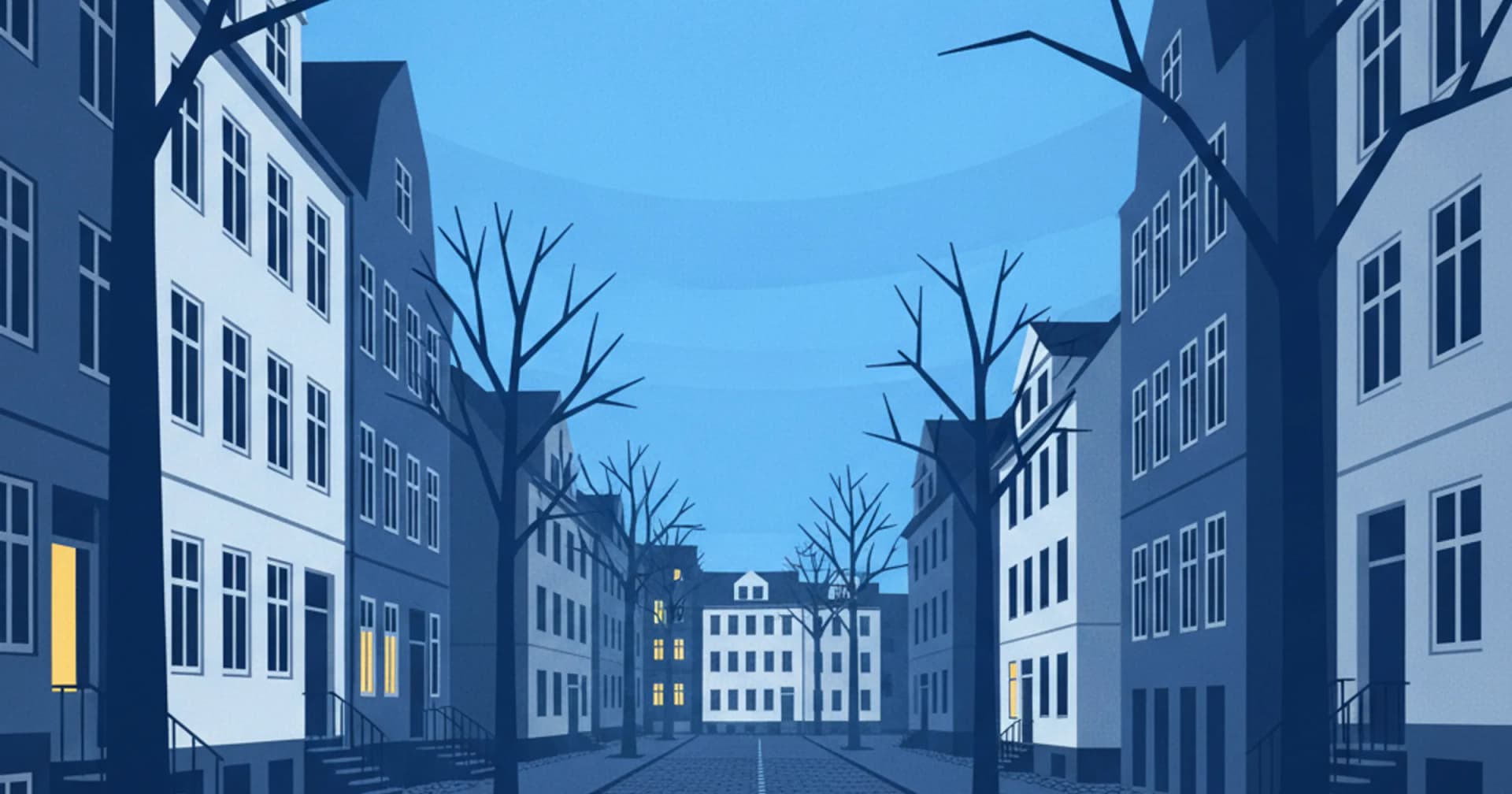 Hamburger Wohnstraße im Morgenlicht, Kopfsteinpflaster zwischen Altbaufassaden und kahlen Bäumen, am Ende der Straße ein großes helles Gebäude mit erleuchteten Fenstern