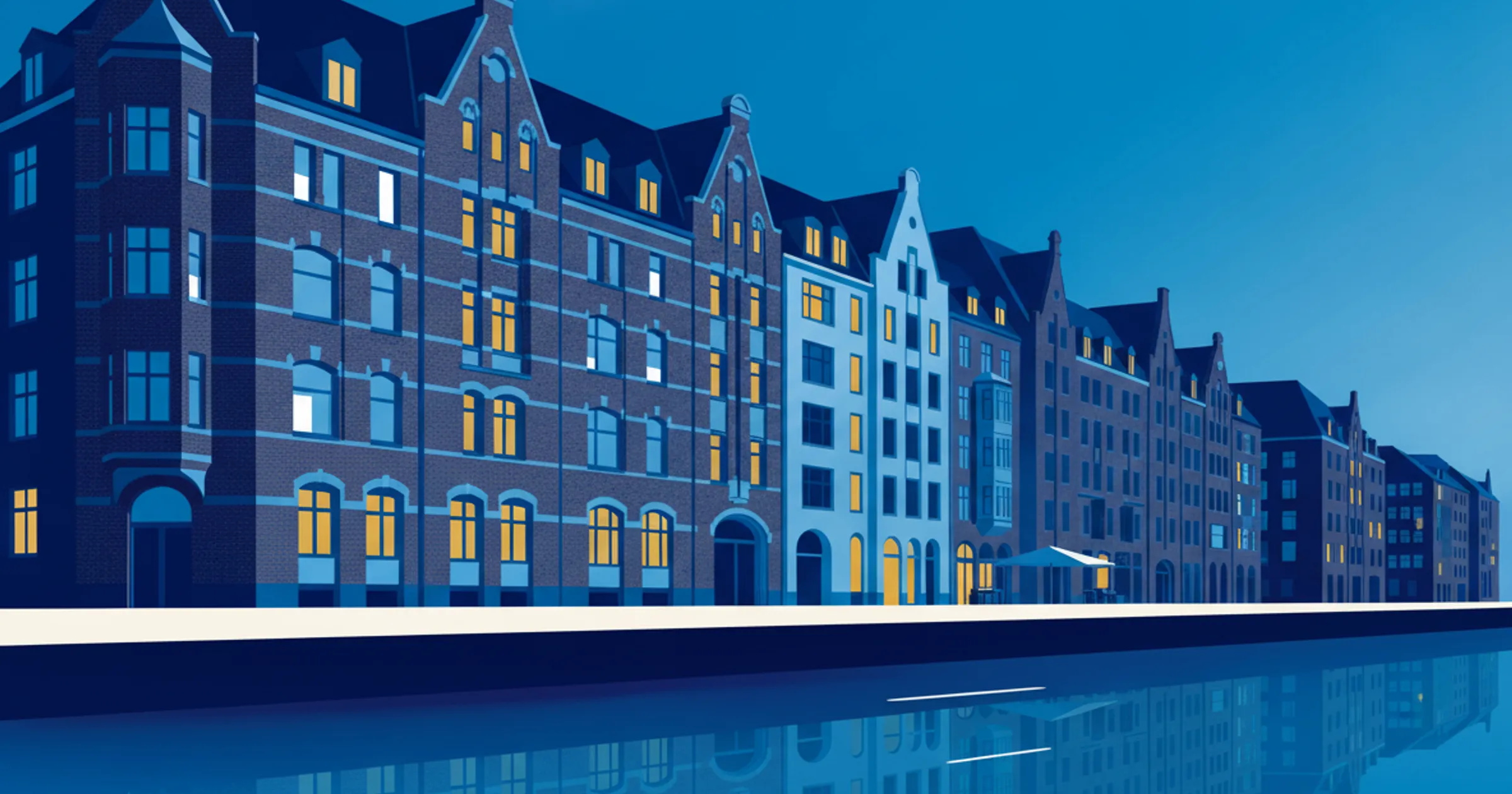 Hamburger Klinker- und Backstein-Häuserzeile mit Staffelgiebeln am Wasser, erleuchtete Fenster im Blau-Gold-Stil