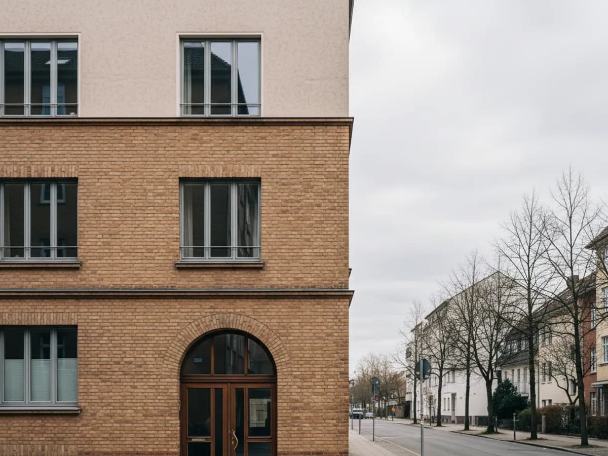 Klinker- und Stuckfassade eines Wohnhauses nahe Wandsbek Markt in Hamburg-Wandsbek