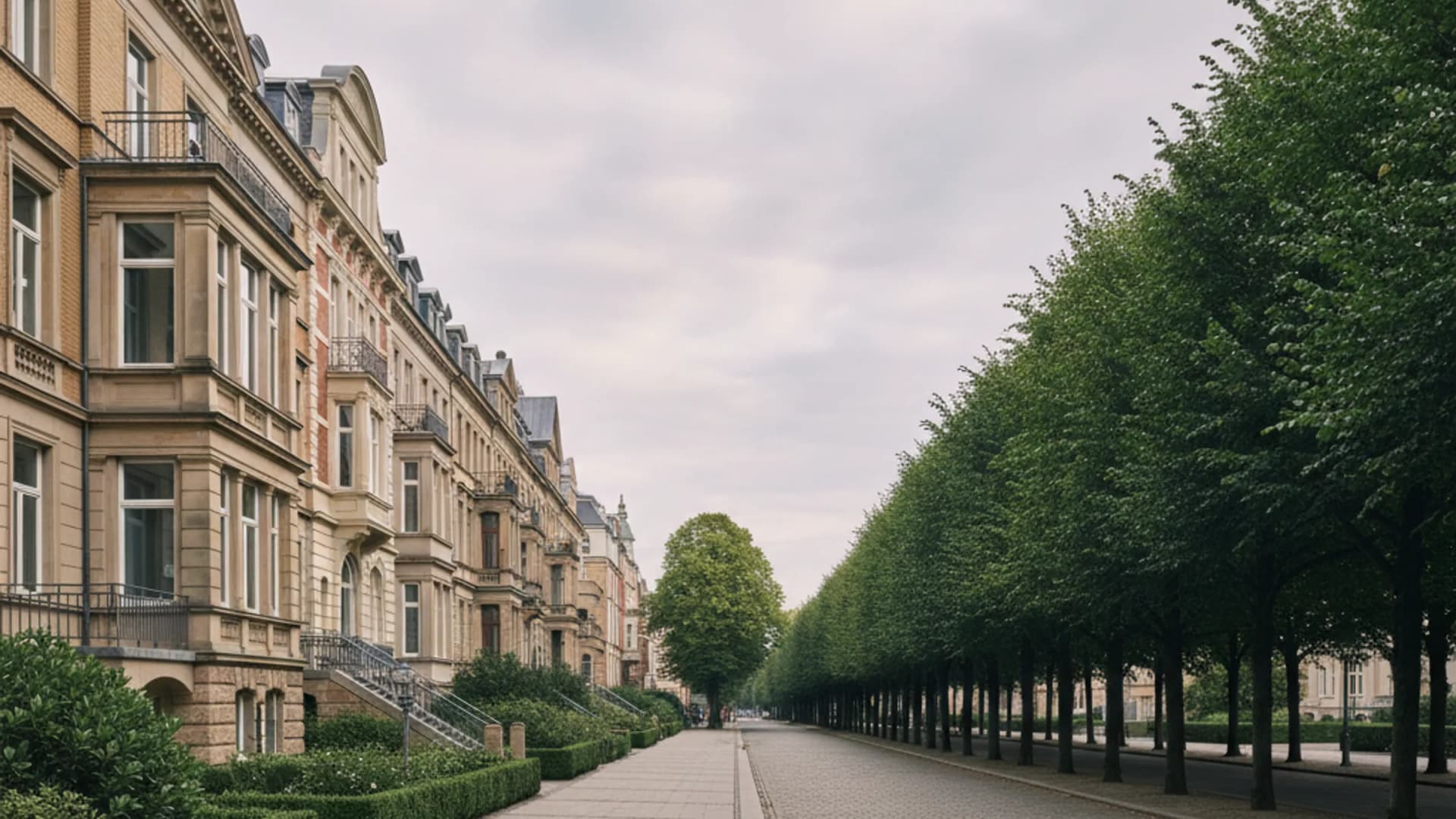 Klassizistische und gründerzeitliche Stadthäuser an der baumbestandenen Palmaille in Hamburg-Altona-Altstadt