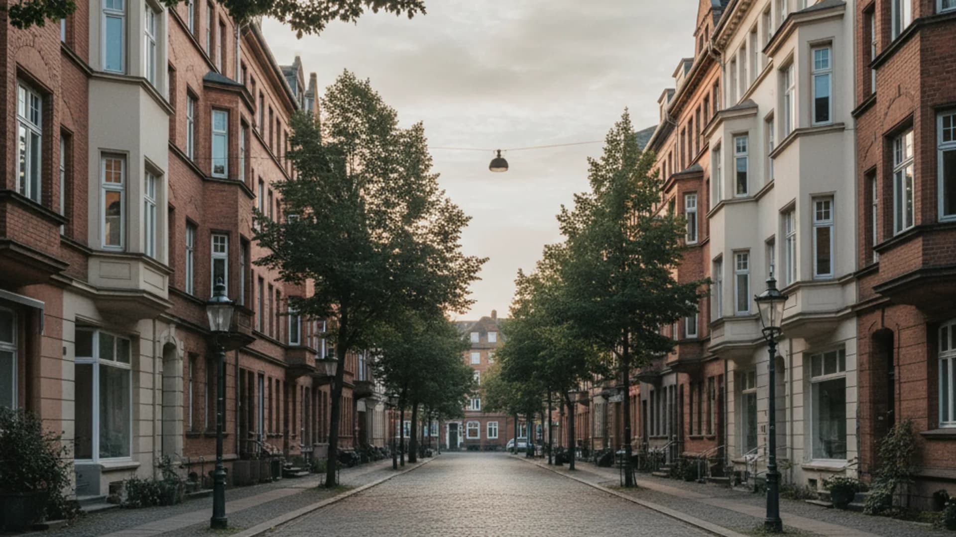 Menschenleere Gründerzeit-Wohnstraße mit Klinkerfassaden in Hamburg-Altona im Morgenlicht