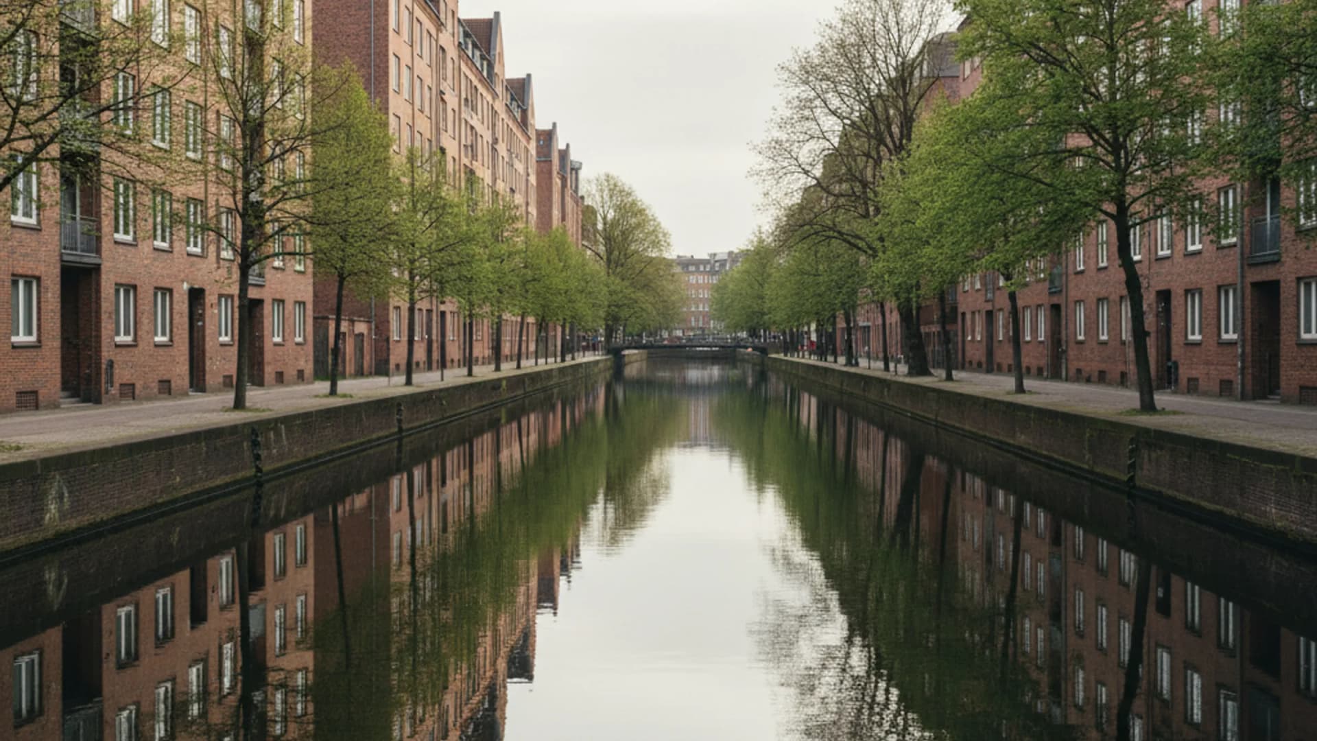Backsteinzeile am baumbestandenen Osterbekkanal in Hamburg-Barmbek-Süd