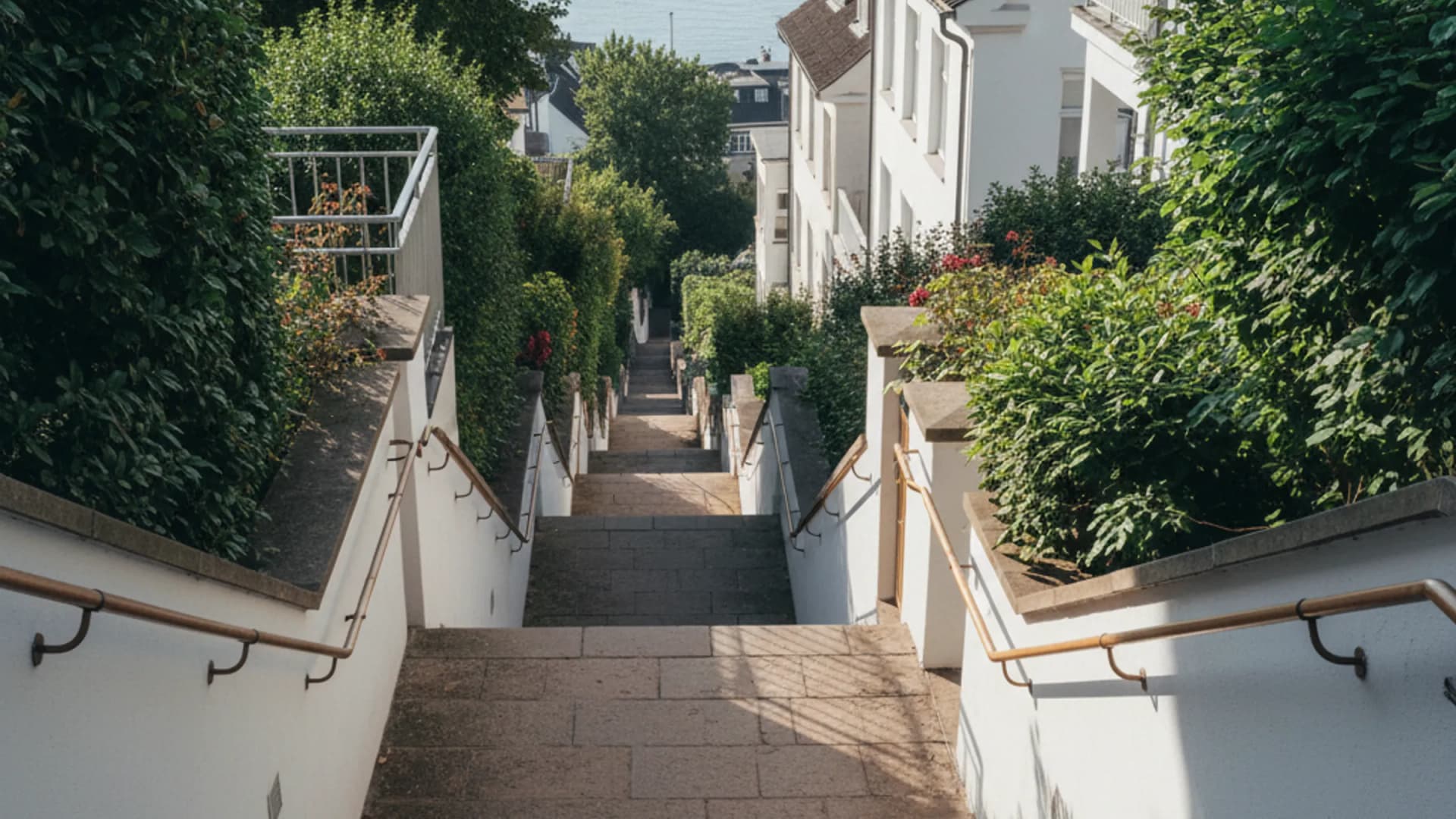 Treppenviertel in Hamburg-Blankenese mit schmalen Treppen und weißen Kapitänshäusern am Elbhang