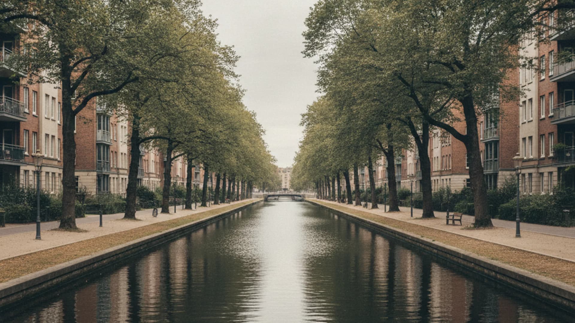 Etagenhäuser und Bäume am Isebekkanal in Hamburg-Hoheluft-West