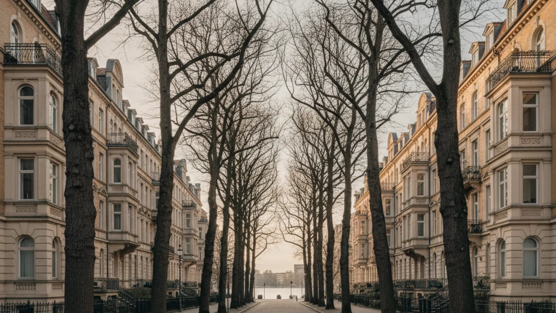 Gründerzeit-Stadthäuser an der baumbestandenen Rothenbaumchaussee in Hamburg-Rotherbaum