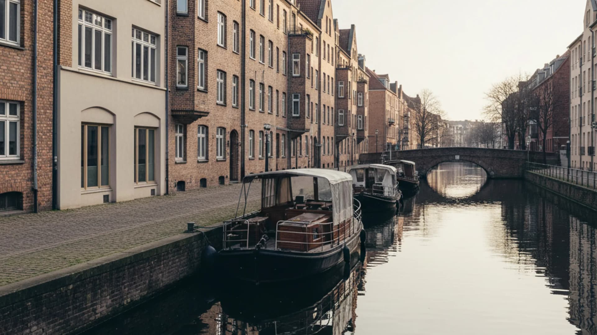 Klinker- und Stuckhäuser mit Hausbooten am Goldbekkanal in Hamburg-Winterhude
